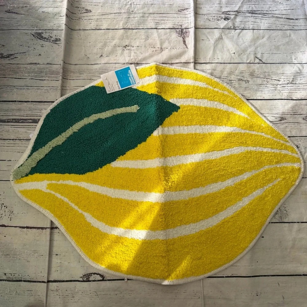 Room Essentials Leaf Bath Rug lemon design